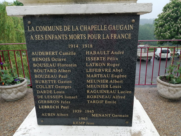 Monument aux morts Paul Lebrech.  A ce jour (Novembre 2018) tous les fusillés déclarés comme résidant en Sarthe son inscrits sur les monuments de leurs communes 