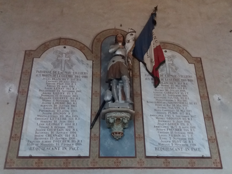 Monuments aux morts de Launay-Villiiers, qui a la particularité de se trouver à l'intérieur de l'église