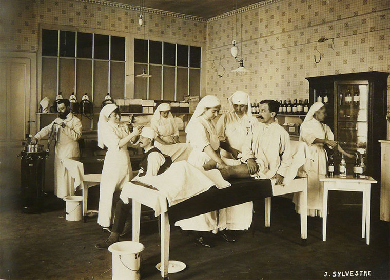 Salle de soins, Séraphine Pommier, infirmière (source Patrick Rolland)