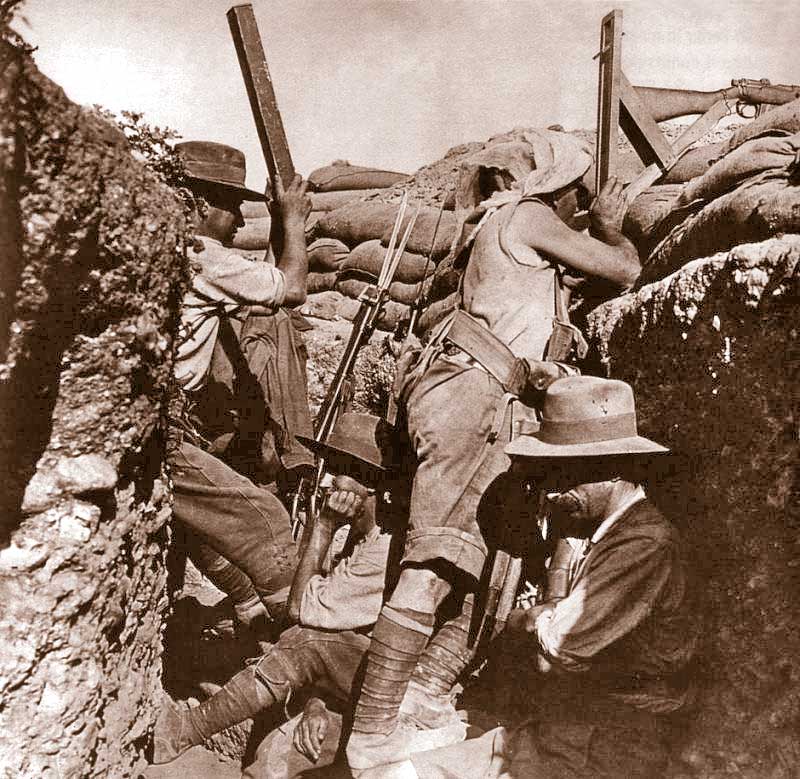Soldats australiens avec un fusil à périscope Gallipoli -1915 