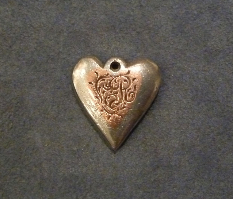 Coeur avec initiales L.R artisanat de tranchées (Constance Large-Berger)