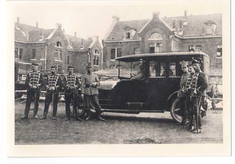 Guillaume II  à l'arriere de la voiture, entouré des hussards et à droite un officier avec son Colback