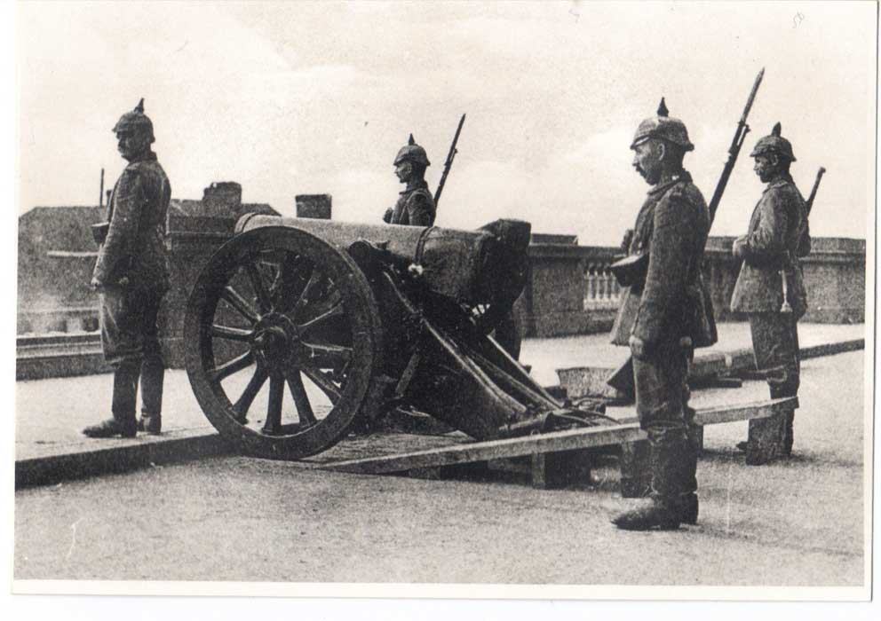Artilleurs allemands dominant la rade du port de Antwerpen (Anvers) .