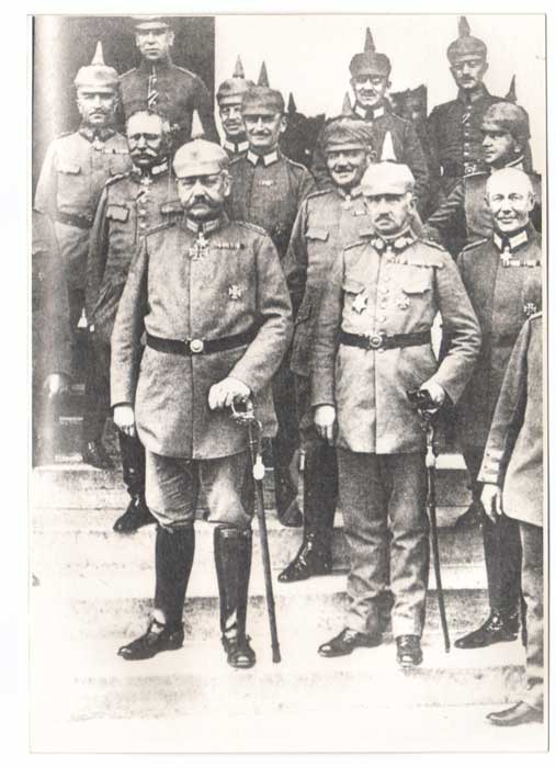  Generalfeldmareschal Von Hindenburg en tenue de campagne (premier à gauche)