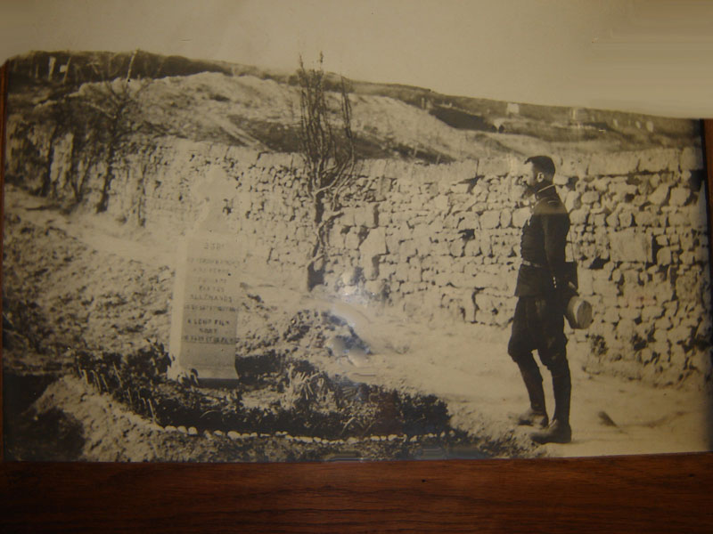 Un père devant la tombe de son fils(Collection privée: A-R)