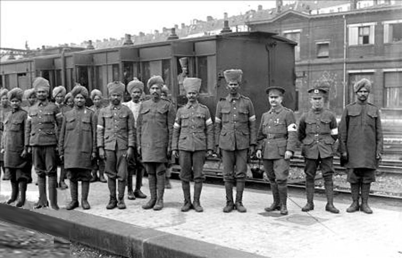 Soldats indiens de l'armée anglaise en transit à la gare du Nord Paris 1915