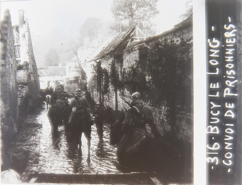 Bucy le long, Aisne , convoi de prisonniers (Collection : Paulette.F)