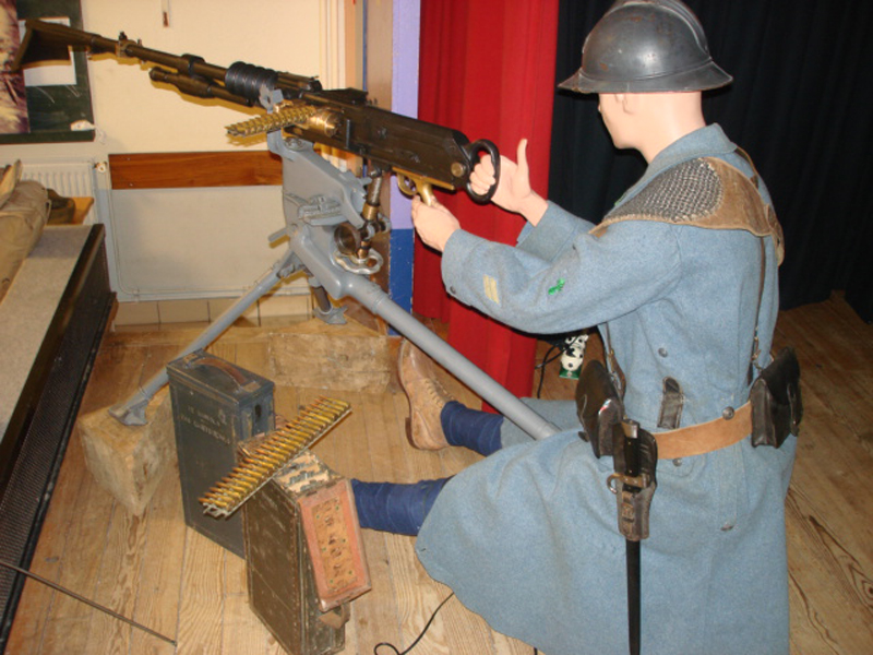 mitrailleuse HOTCHKISS modèle 1914 avec son servant