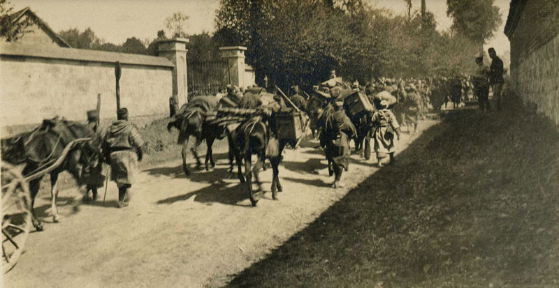 En route pour l'attaque d'Artois--mai 1915. (Collection Patrice Lamy)