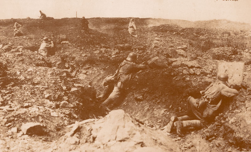 Verdun attaque française sur tranchee allemande.