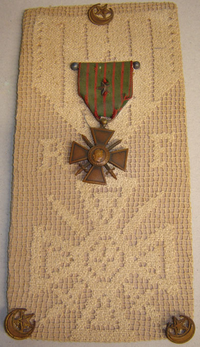 Croix de guerre sur fond réalisé au crochet (Collection privée: A.R)