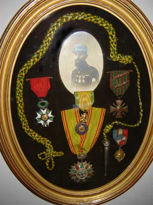Légion Honneur, Médaille militaire, Croix de guerre avec palmes, UNC, Ordre de Nicham iftikar (Collection privée: A-R)