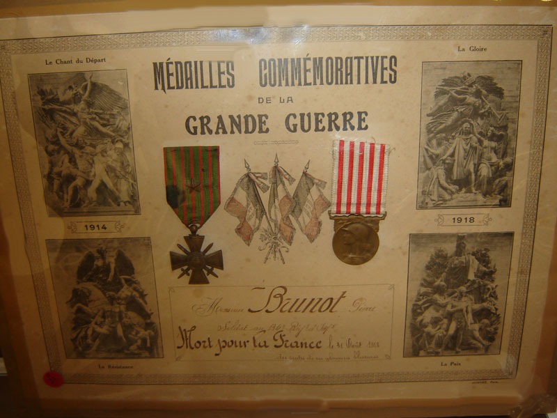 Brunot Pierre mort pour la France, Croix de guerre et médaille commémorative (Collection privée: A-R)