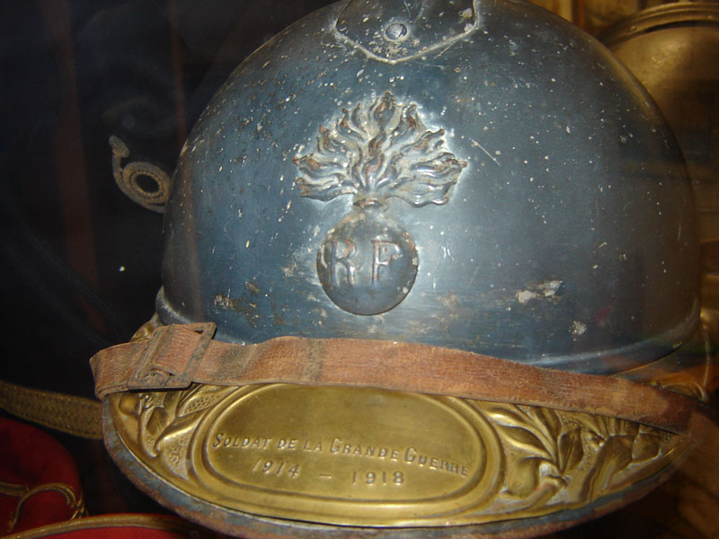Casque Adrian B-H Infanterie avec la plaque soldat de la Grand-Guerre (Collection privée: A-R).