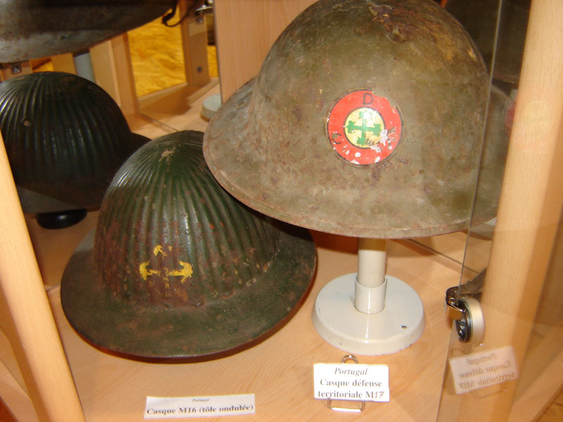 Casque M17 Portugais avec insigne de défense territoriale et casque M16 dit de 	ole ondulée.(Collection privée: A-R)