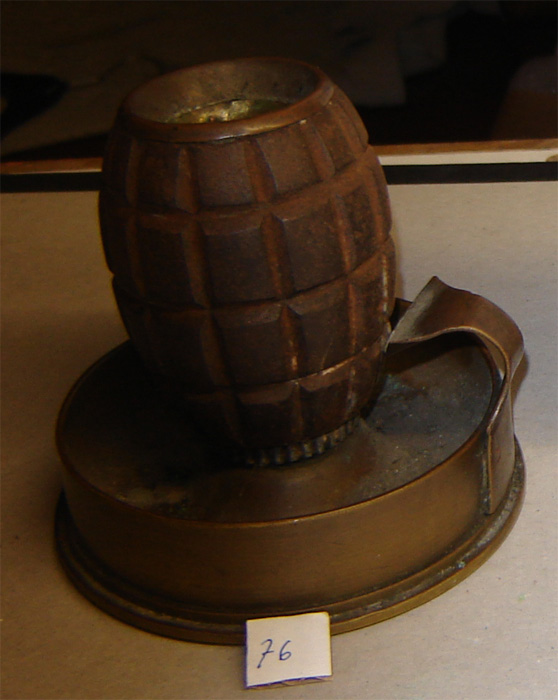 Bougeoir fait avec une grenade; (Collection privée: A-R)