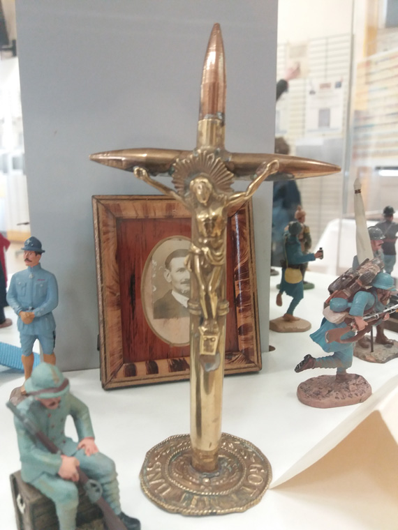 Crucifix fabriqué avec des cartouches (exposition de St Ouen des Toits)