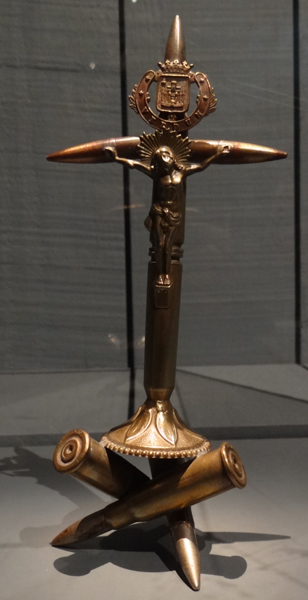 Crucifix réalisé avec 7 douilles et comportant le blason de Verdun (Musée de Nantes)