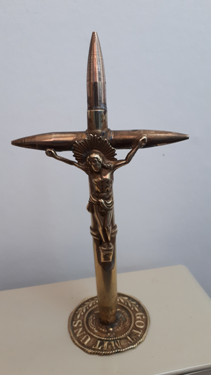 Crucifix fabriqué par François ANJUERE à partir de cartouches de Lebel et une boucle de ceinturon allemand. (Collection Mme Tarot)