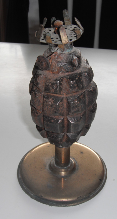 Lampe fabriquée avec une grenade.